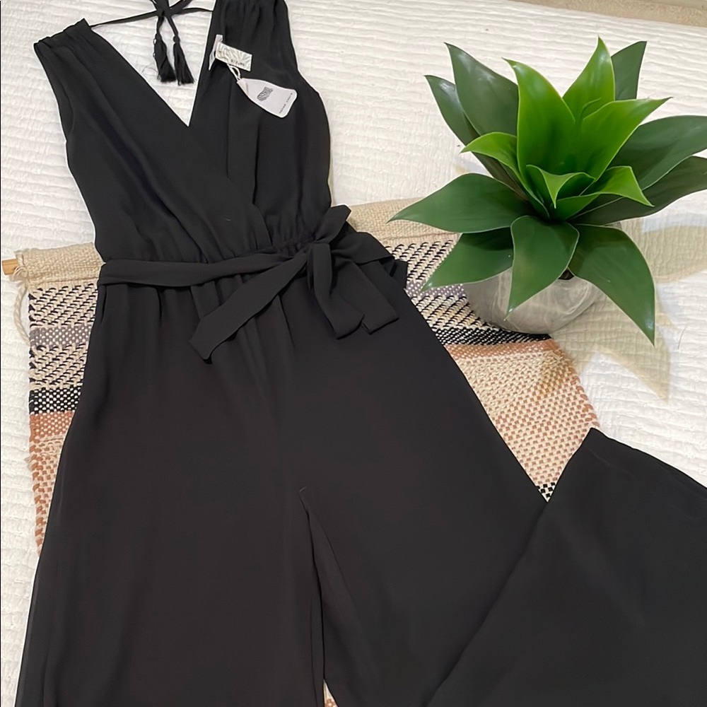 🖤NWT🖤 Flowy V-neck & Wide leg Black Jumpsuit